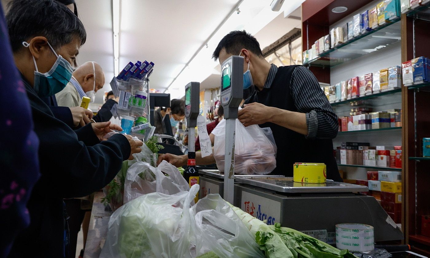 Pekingo supermerkatu bat, jendez gainezka, atzo. MARK R. CRISTINO / EFE.