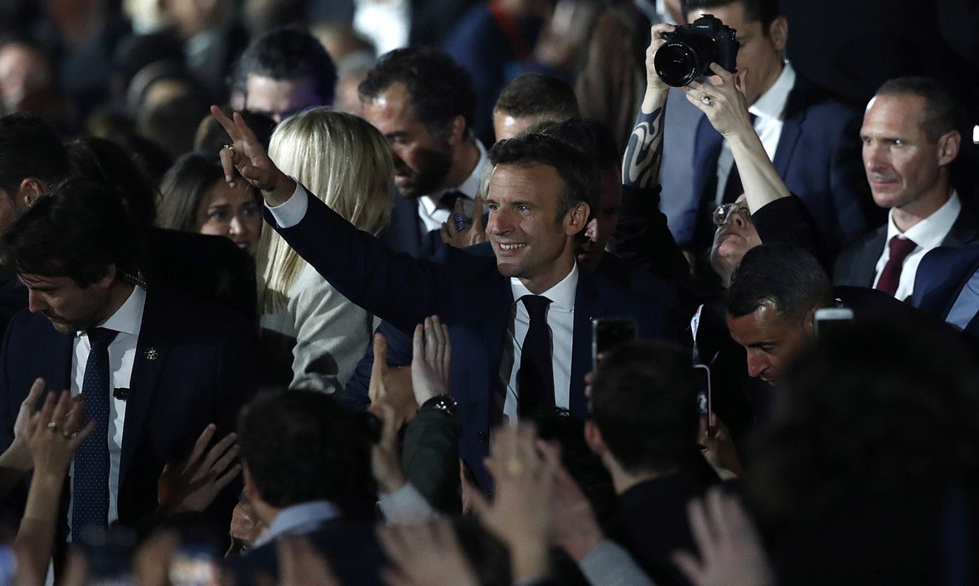 Macron. Frantziako presidenteak Eiffel dorrearen ondoan ospatu zuen garaipena, herenegun. G. HORCAJUELO / EFE.