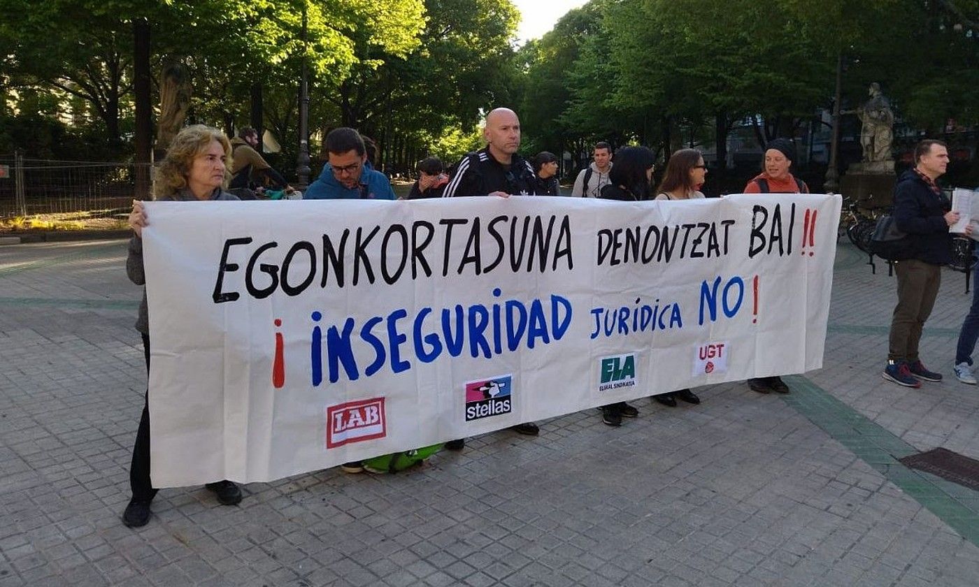 LAB, Steilas, ELA eta UGT sindikatuek protesta egin zuten atzo Nafarroako Parlamentuaren aurrean, PAI blindatzeko lege proposamenaren aurka. BERRIA.