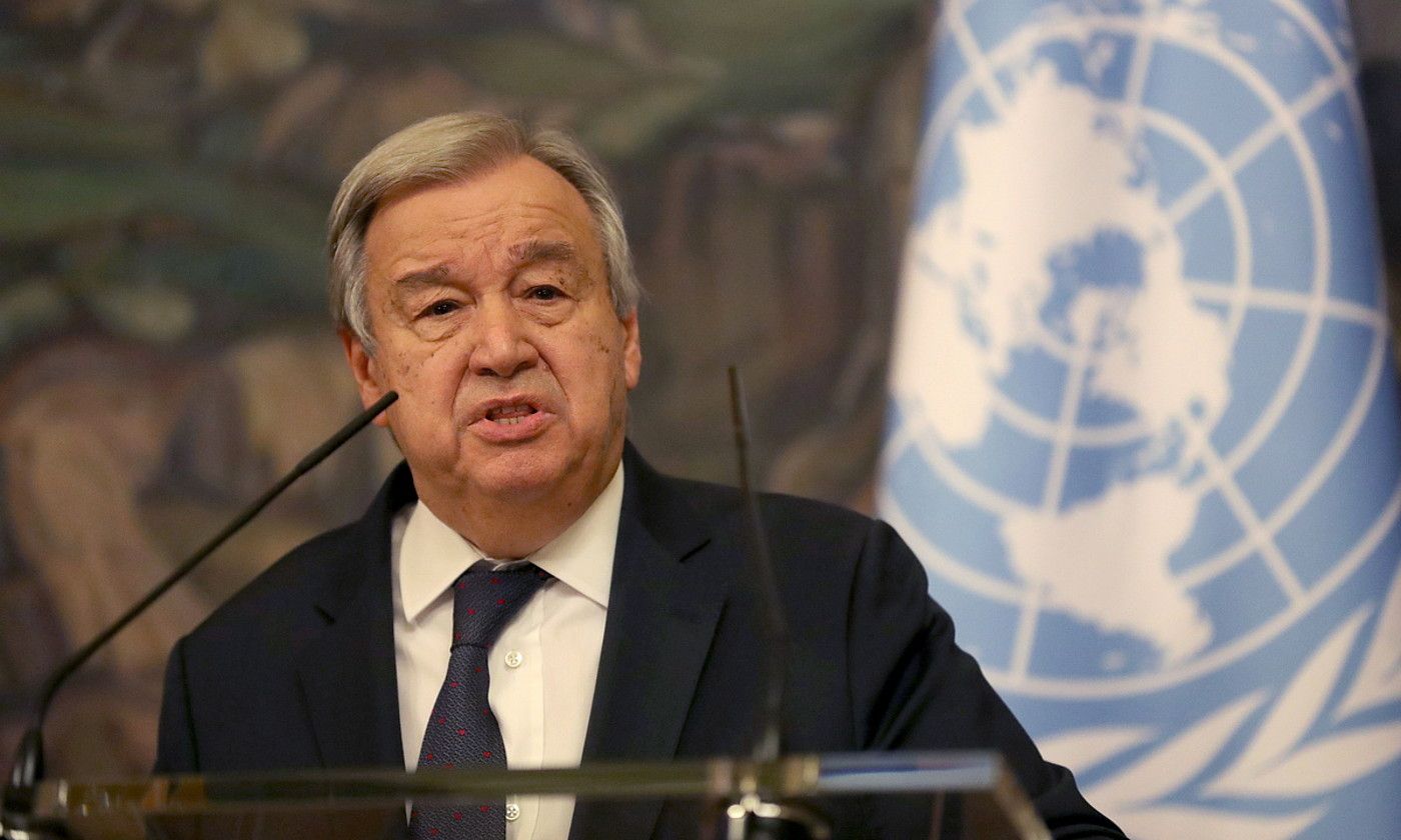 Antonio Guterres NBEko idazkari nagusia, atzo, Moskura egindako bisitan, Kremlinen. MAXIM SHIPENKOV / EFE.