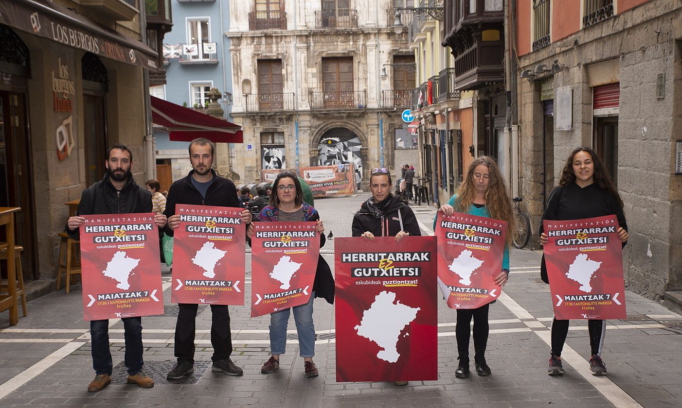 Adierazpena aurkeztu duten elkarteetako kideak, atzo, Iruñean. IÑIGO URIZ / FOKU.