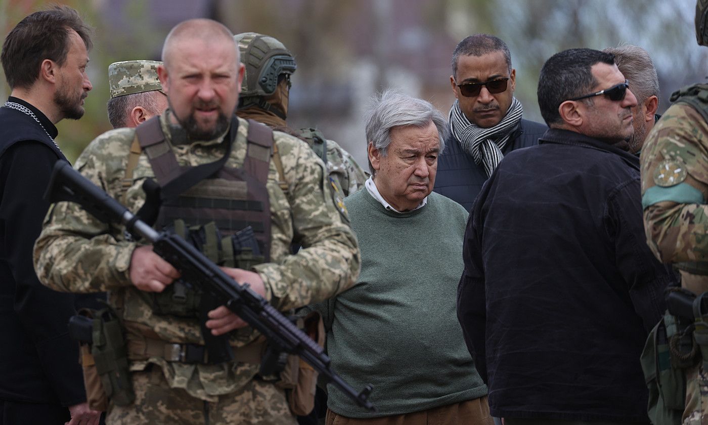 Antonio Guterres NBE Nazio Batuen Erakundeko idazkari nagusia (argazkiaren erdian), atzo Borodianka herrira egindako bisitan. MIGUEL GUTIERREZ / EFE. Antonio Guterres NBE Nazio Batuen Erakundeko idazkari nagusia (argazkiaren erdian), atzo Borodianka herrira egindako bisitan. MIGUEL GUTIERREZ / EFE.