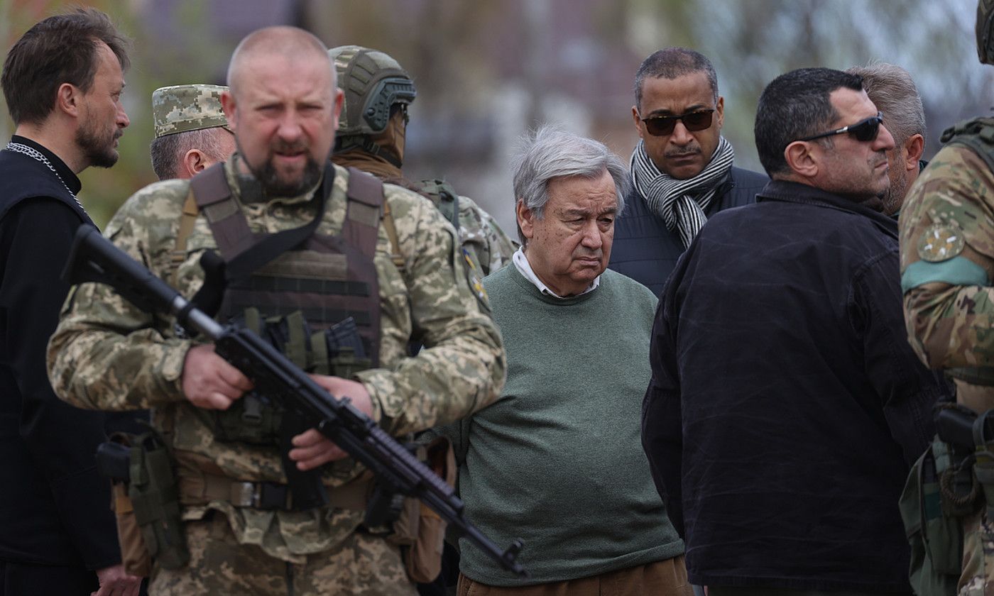 Antonio Guterres NBE Nazio Batuen Erakundeko idazkari nagusia (argazkiaren erdian), atzo Borodianka herrira egindako bisitan. MIGUEL GUTIERREZ / EFE.