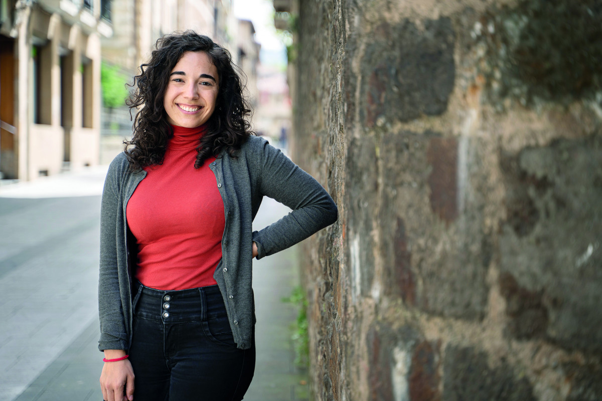 Irati Mogollon soziologoa, artxiboko argazki batean. ARGIA