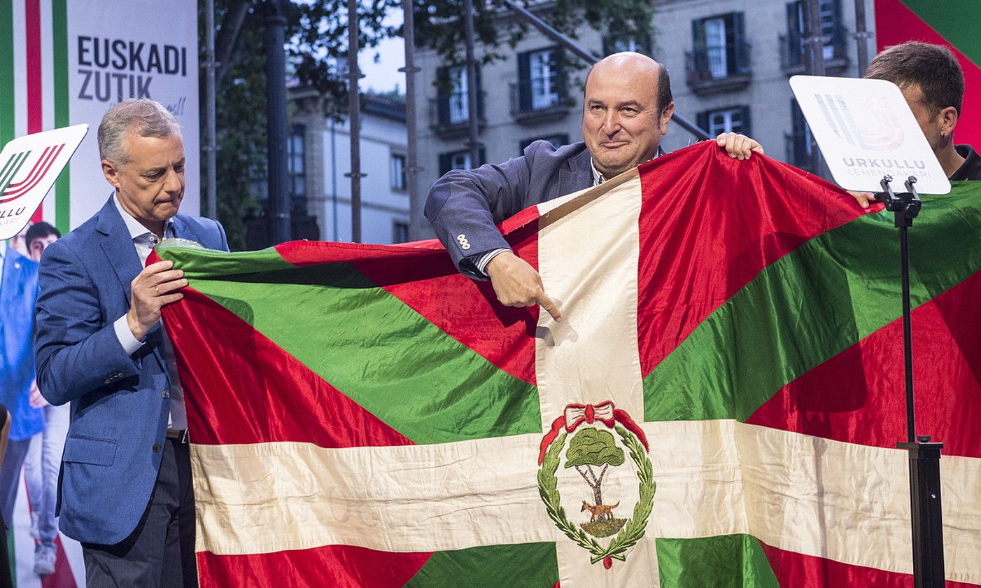 Andoni Ortuzar eta Iñigo Urkullu, 2020an, Gautegiz Arteagako batzokiko ikurrinarekin. MARISOL RAMIREZ / FOKU.