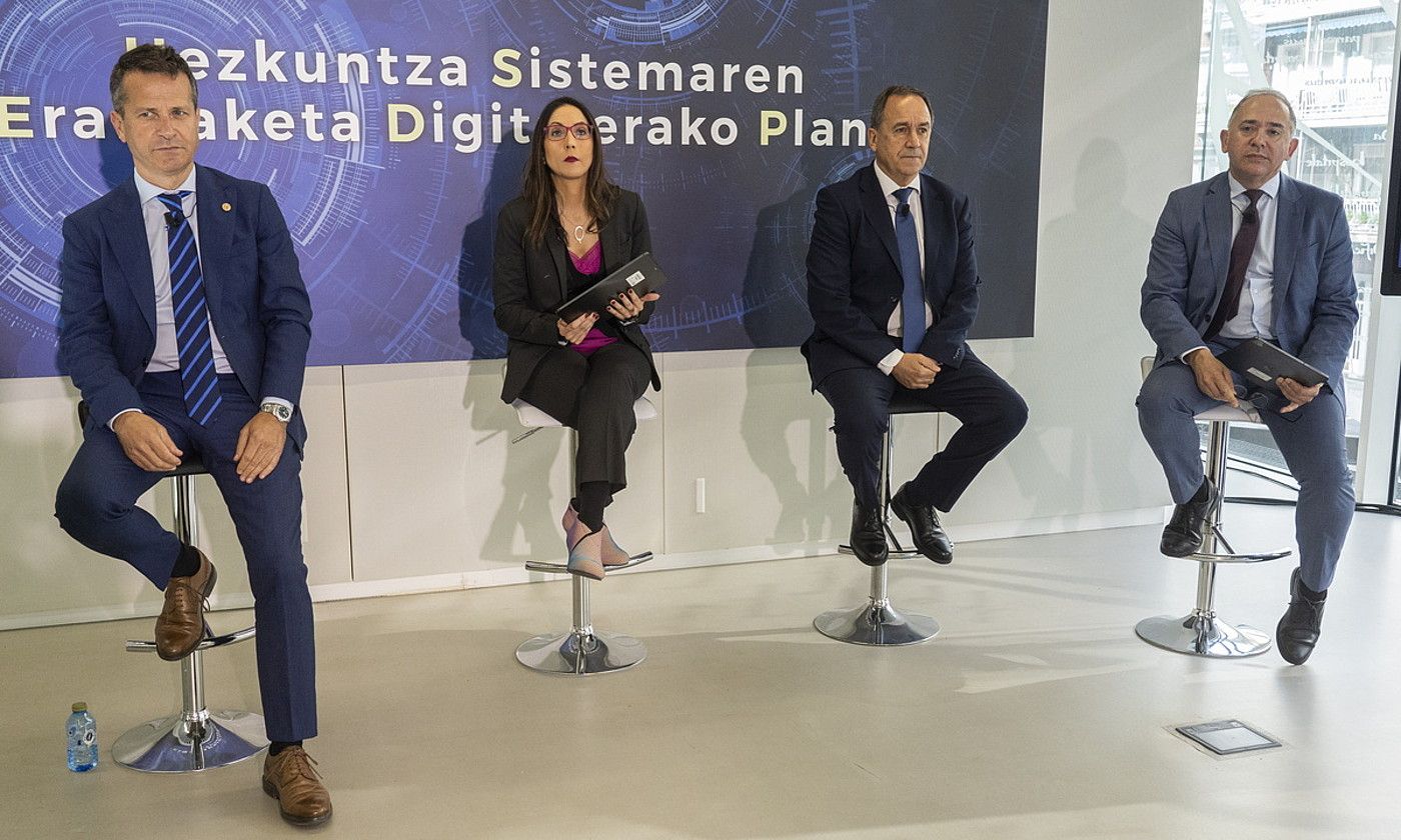 Jokin Bildarratz, Begoña Pedrosa, Jorge Arevalo eta Adolfo Morais, atzo, hezkuntza planaren aurkezpenean. MONIKA DEL VALLE / FOKU. Jokin Bildarratz, Begoña Pedrosa, Jorge Arevalo eta Adolfo Morais, atzo, hezkuntza planaren aurkezpenean. MONIKA DEL VALLE / FOKU.