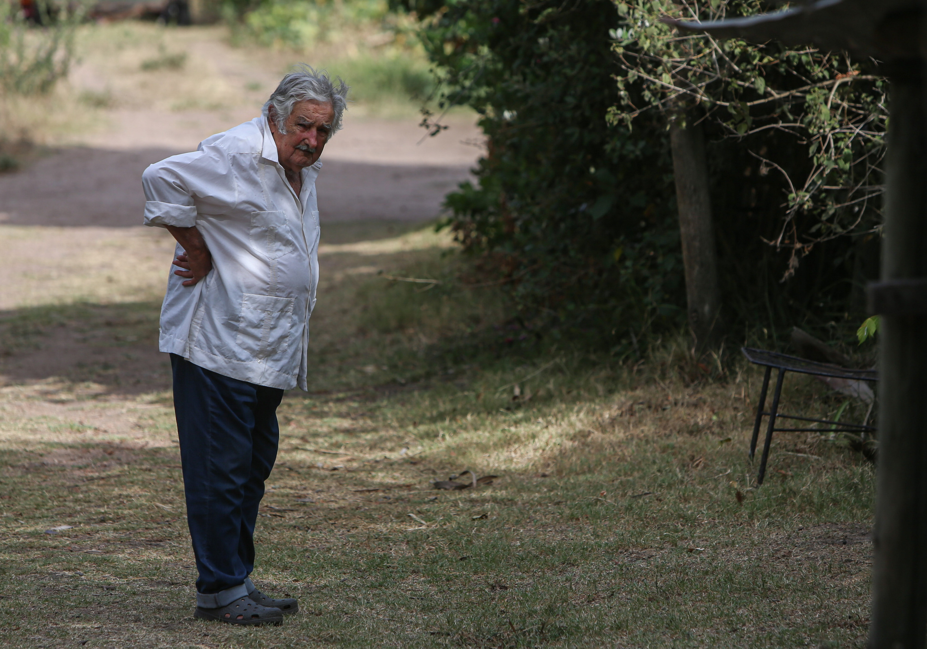 Pepe Mujica bere etxearen inguruan, 2023ko urtarrilean. GASTON BRITOS / EFE