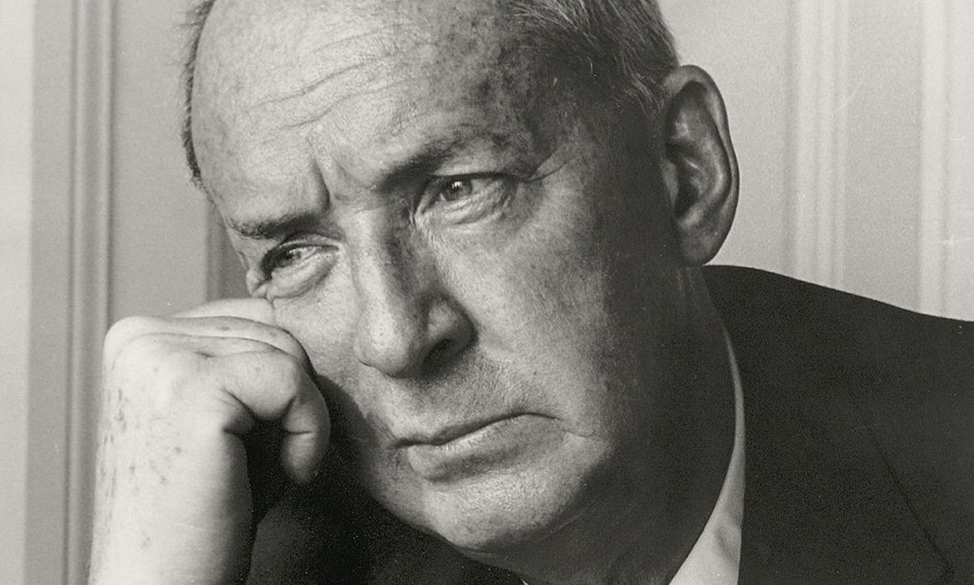 Vladimir Nabokov idazleak 1962an eman zuen Pale Fire (Su zurbila) eleberri konplexu eta laudatua —artefaktu literarioa—. BERRIA.