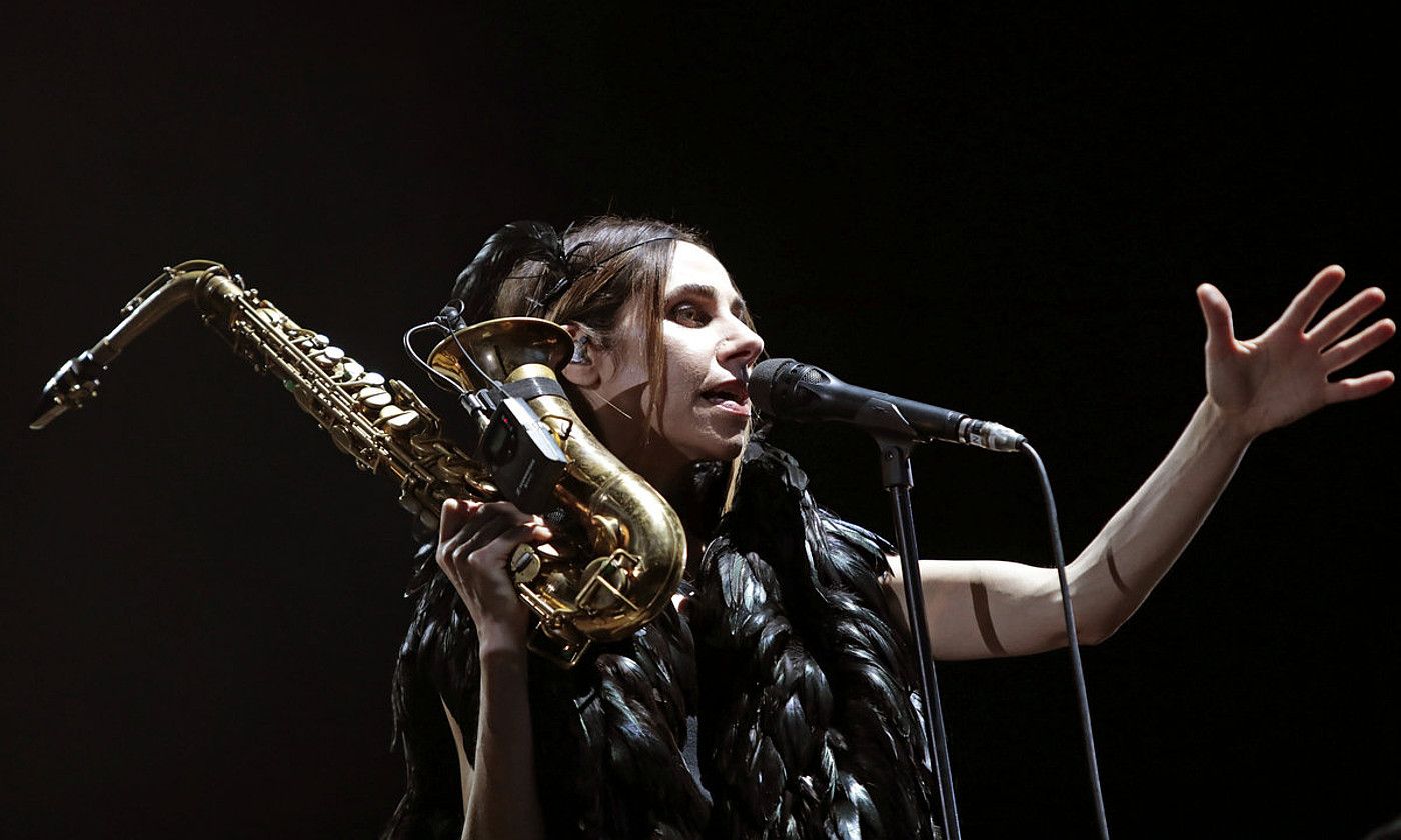 PJ Harvey, 2017an Bartzelonan eman zuen kontzertu batean. SUSANNA SAEZ / EFE.