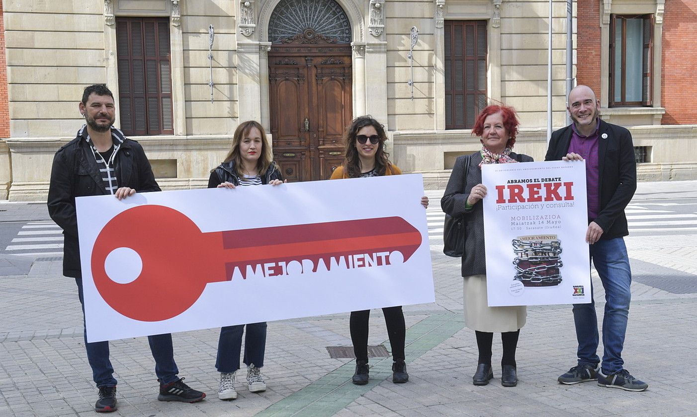 XXI Nafarroa herri ekinbideko kideak, atzo, Nafarroako Parlamentuaren aurrean. IDOIA ZABALETA / FOKU.