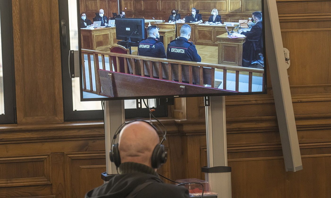 Kote Cabezudoren kontrako epaiketa ikusten pantaila batean, artxiboko irudi batean. ANDONI CANELLADA / FOKU. Kote Cabezudoren kontrako epaiketa ikusten pantaila batean, artxiboko irudi batean. ANDONI CANELLADA / FOKU.