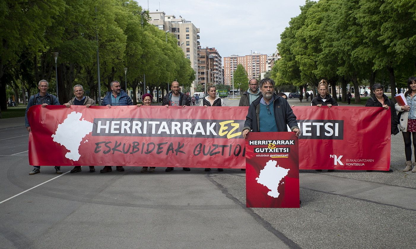 Euskalgintzaren Kontseiluaren agerraldia, atzo, Iruñeko Antoniutti parkean. IÑIGO URIZ / FOKU. Euskalgintzaren Kontseiluaren agerraldia, atzo, Iruñeko Antoniutti parkean. IÑIGO URIZ / FOKU.