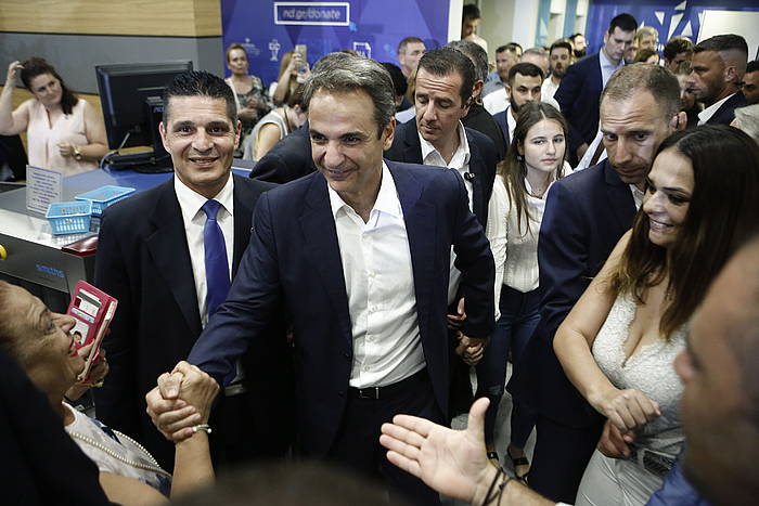 Kyriakos Mitsotakis Demokrazia Berria alderdi kontserbadoreko presidentegaia, hauteskunde garaipena ospatzen. YANNIS KOLESIDIS, EFE