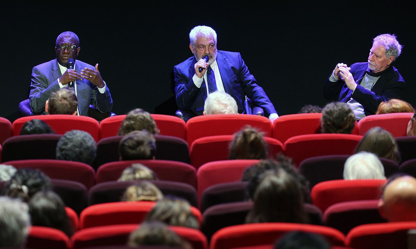 Denis Mukwege medikua, Jean Pierre Massias jurista eta Thierry Michel filmegilea, asteazken arratsean, Baionako Atalante zineman. BOB EDME.