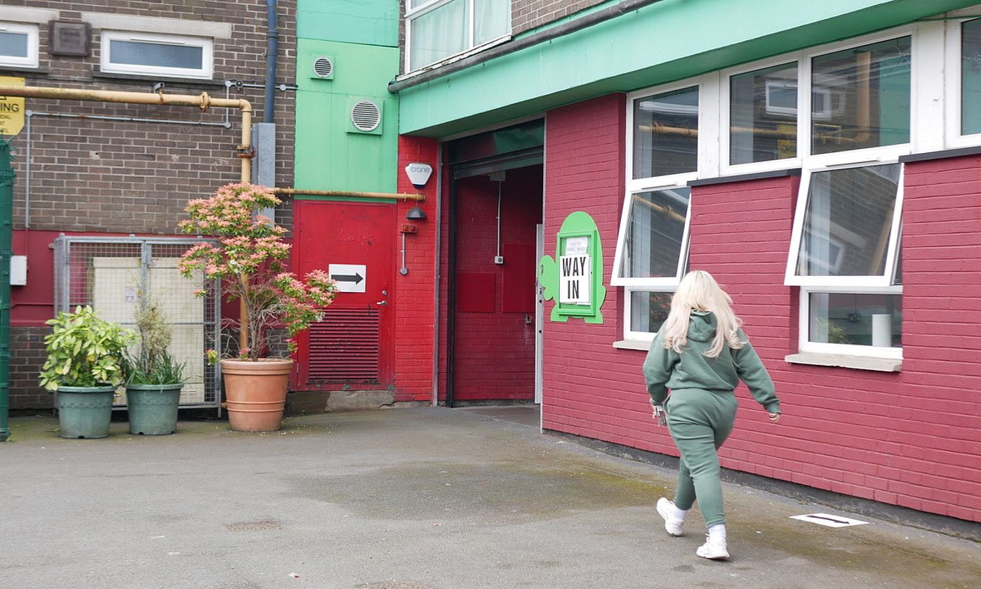 Boto emaile bat Belfast iparraldeko Holy Family haur eskolan sartzear, atzo. ANDER PEREZ ZALA. Boto emaile bat Belfast iparraldeko Holy Family haur eskolan sartzear, atzo. ANDER PEREZ ZALA.