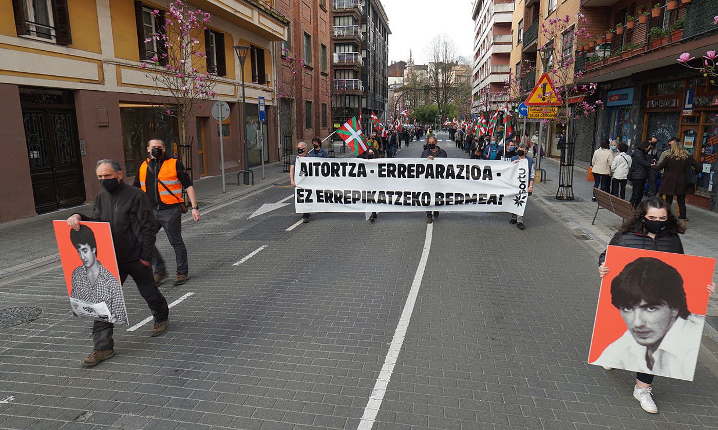 Estatu indarkeriaren biktima batzuei egindako omenaldia, Tolosan. G.A. / FOKU.