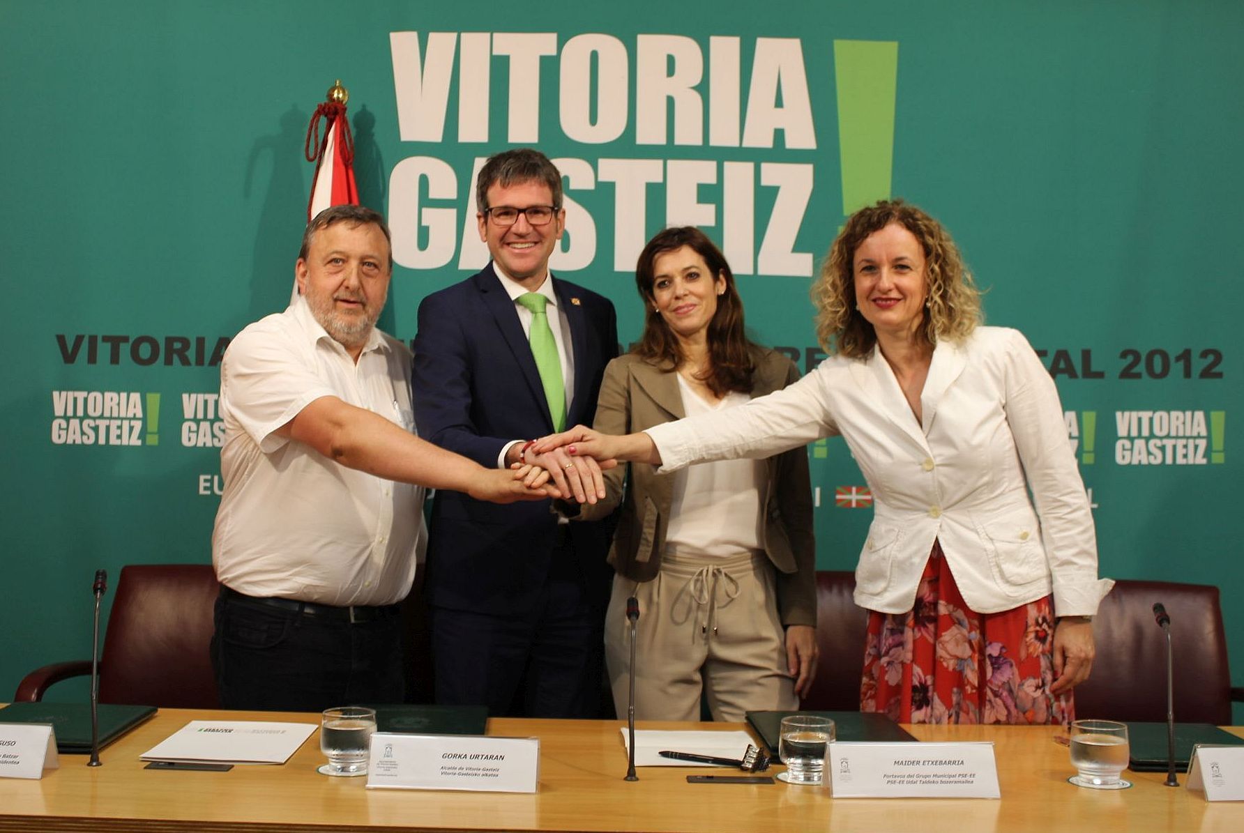 Jose Antonio Suso, Gorka Urtaran, Maider Etxebarria eta Cristina Gonzalez, gaur, akordioa sinatzeko ekitaldian. GASTEIZKO UDALA