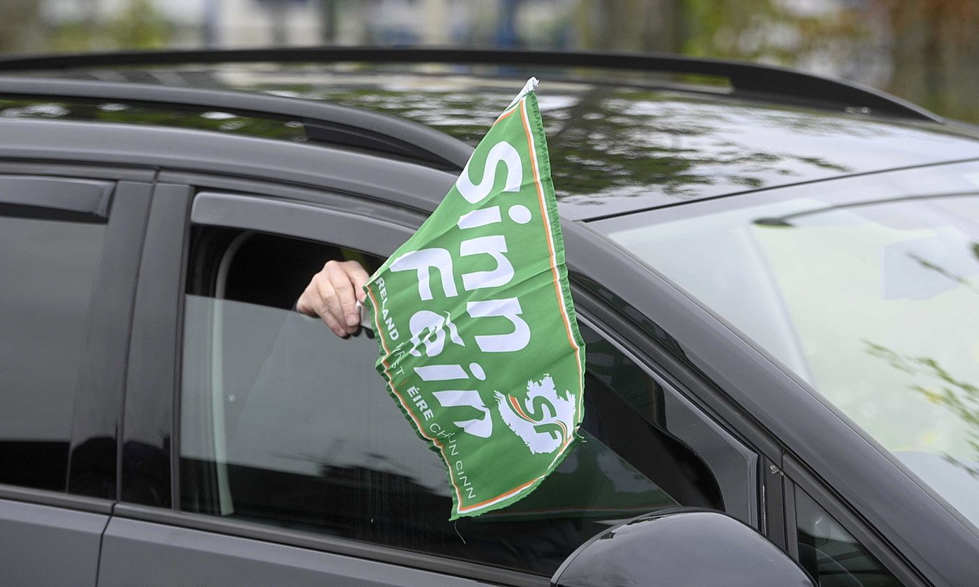 Sinn Feineko boluntarioen auto bat, alderdiko bandera agerian dutela, herenegun, Ipar Irlandako hauteskundetan. MARK MARLOW / EFE.