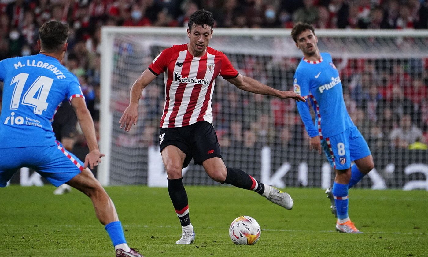 Mikel Vesga Athleticeko jokalaria baloiarekin, Atletico Madrilen aurkako partidan, aurreko larunbatean. A. LOIOLA / FOKU.