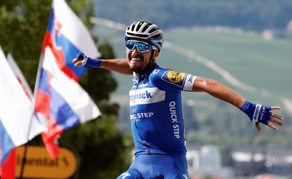 Julian Alaphilippe etapa garaipena ospatzen. GUILLAUME HORCAJUELO / EFE