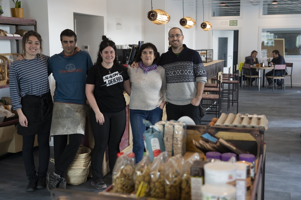 Deierriko Ostatua kooperatibako Jone Garcia de Eulate, Ibai Zenoz, Marta Argandoña, Lidia San Martin eta Alberto Gorriz, asteartean, Aritzalan. JAGOBA MANTEROLA / FOKU Deierriko Ostatua kooperatibako Jone Garcia de Eulate, Ibai Zenoz, Marta Argandoña, Lidia San Martin eta Alberto Gorriz, asteartean, Aritzalan. JAGOBA MANTEROLA / FOKU