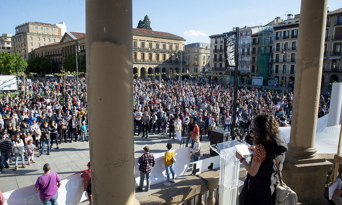 Atzo, Herritarrak ez gutxietsi, eskubideak guztiontzat lelopean bukatu zuten manifestazioa, Iruñeko Gazteluko plazan. IÑIGO URIZ / FOKU.