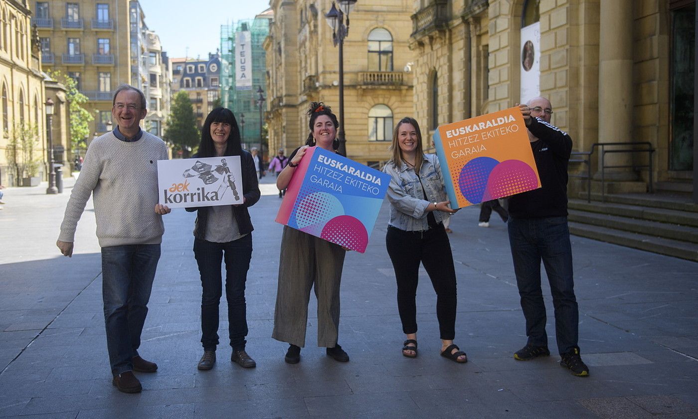 Korrikaren eta Euskaraldiaren antolatzaileak, atzo goizean, Donostiako Koldo Mitxelena kulturunean. GORKA RUBIO / FOKU.