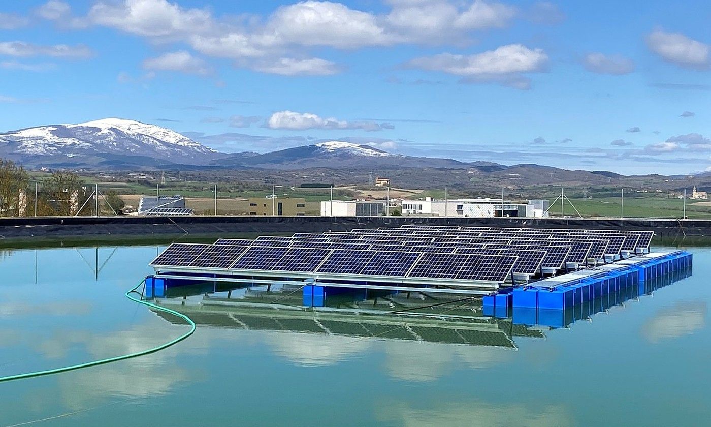 Arabako teknologia parkean jarri duten prototipoa: 32 panelez osatuta dago, eta martxan dago jada. EMICA SOLAR.