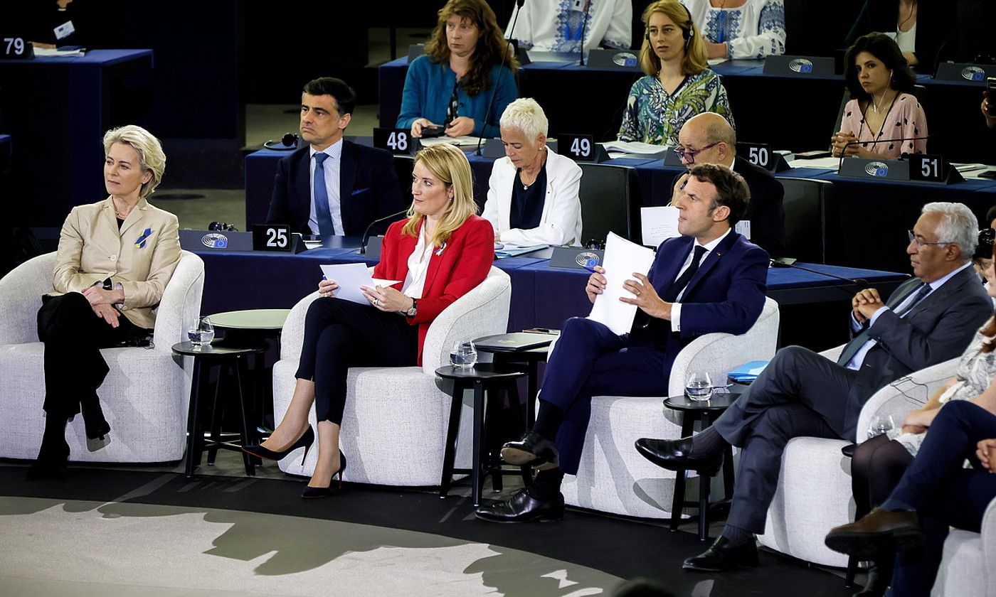 Von der Leyen —ezkerretik hasita, aurrenekoa—, Metsola, Macron eta Costa, atzo, Europako Parlamentuan. RONALD WITTEK / EFE.