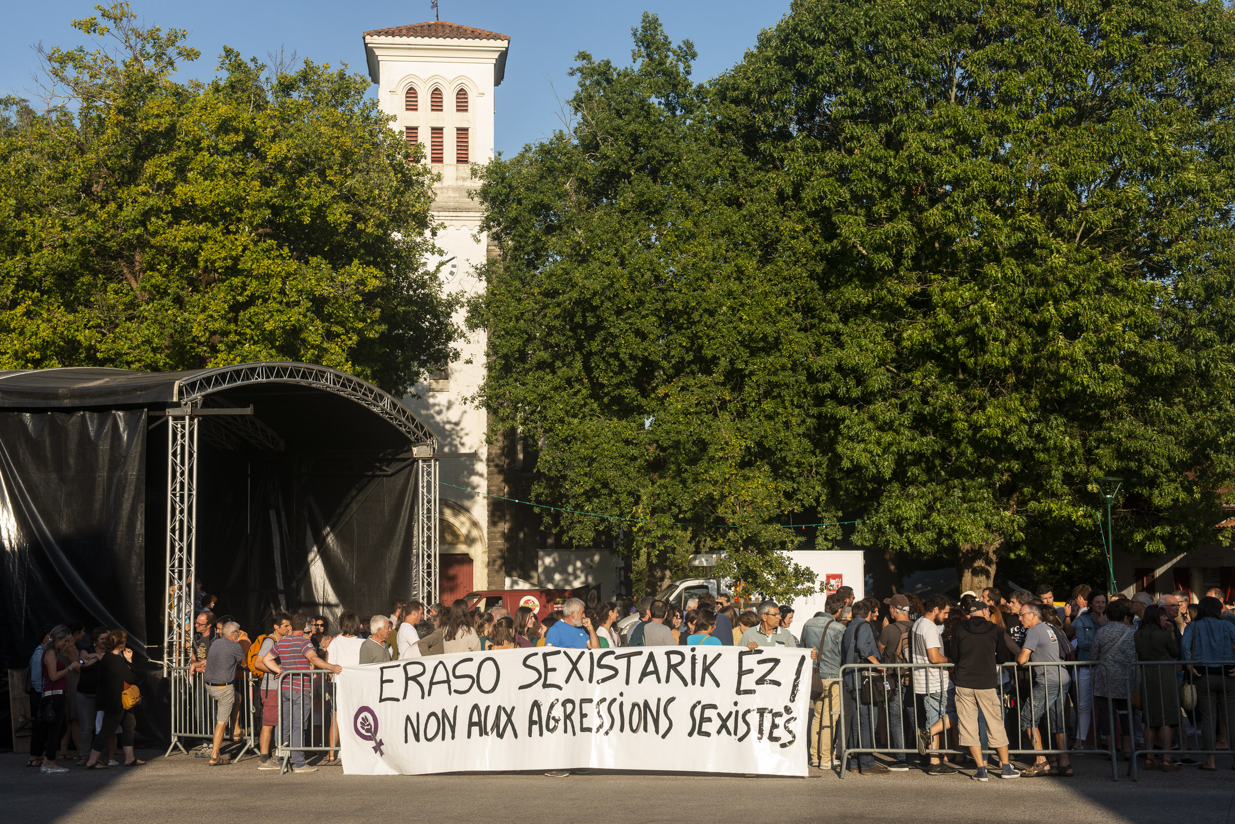 Sexu erasoen aurkako elkarretaratze bat, Larresoron (Lapurdi). GUILLAUME FAUVEAU