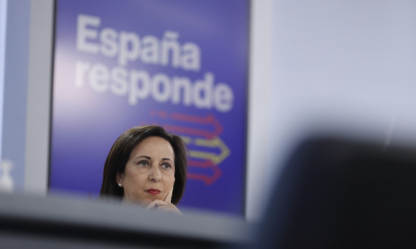 Espainiako Defentsa ministro Margarita Robles, atzo, CNIko burua kargutik kendu dutela jakinarazteko agerraldian. EMILIO NARANJO / EFE.