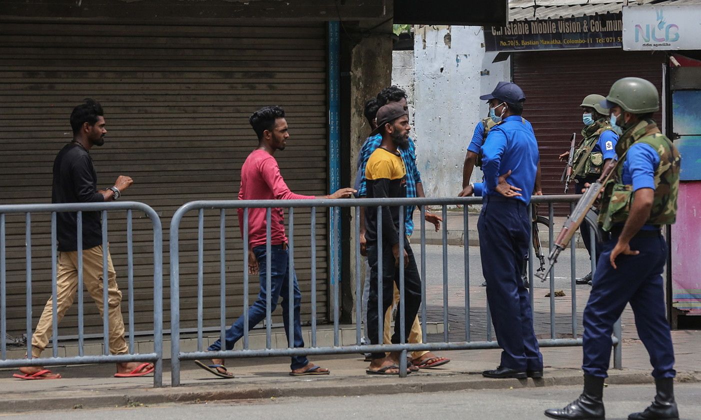 Polizia indarren kontrol bat, atzo, Kolonbon. CHAMILA KARUNARATHNE / EFE. Polizia indarren kontrol bat, atzo, Kolonbon. CHAMILA KARUNARATHNE / EFE.