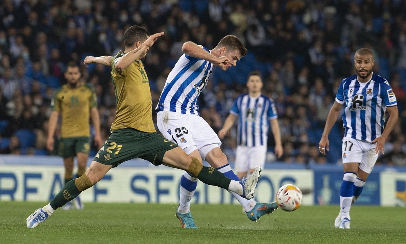 Realeko Sorloth eta Rafael jokaldi bat lotu nahirik, Betisen aurkako partidan. JON URBE / FOKU.