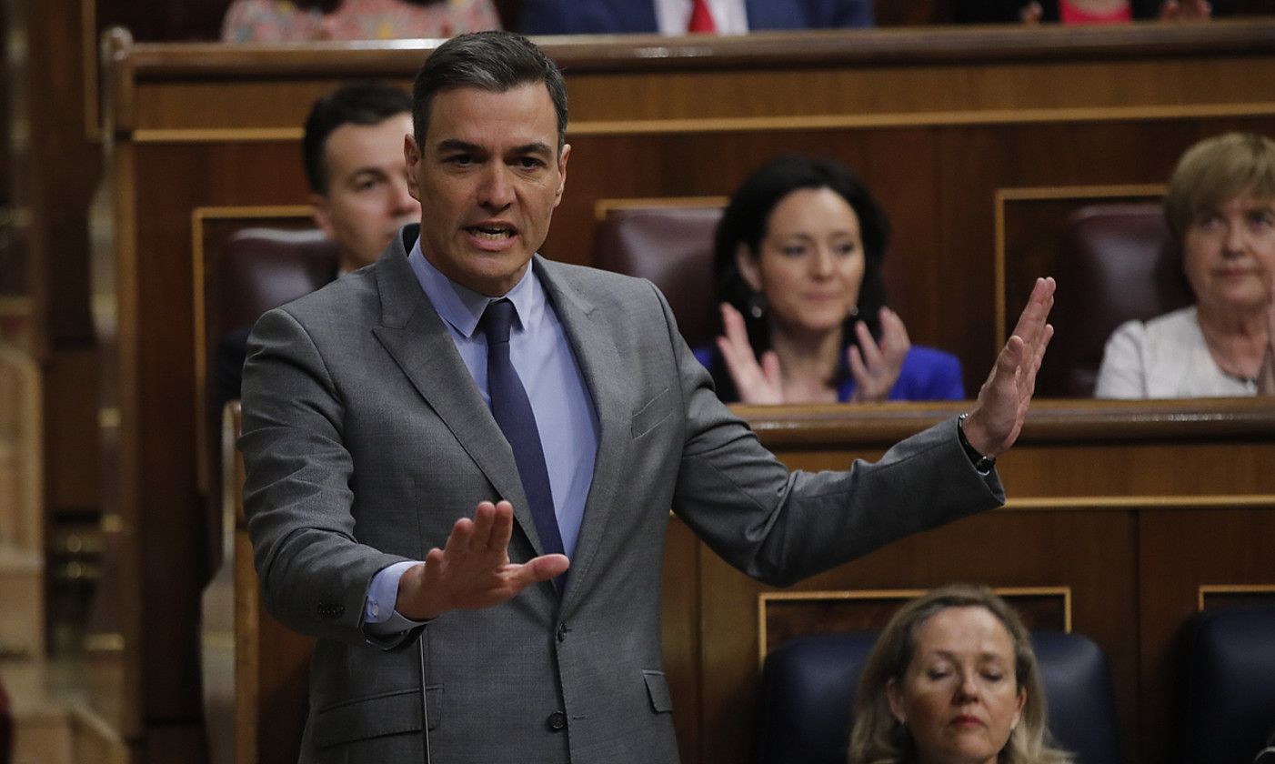 Pedro Sanchez Espainiako Gobernuko presidentea, atzo, Kongresuan, CNIko burua kargutik kentzeari buruzko azalpenak ematen. JUAN CARLOS HIDALGO / EFE.