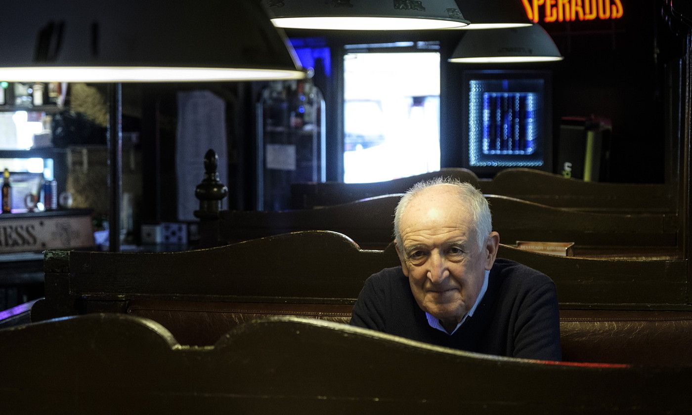 Anjel Lertxundi idazlea, atzo, Donostian. JON URBE / FOKU.