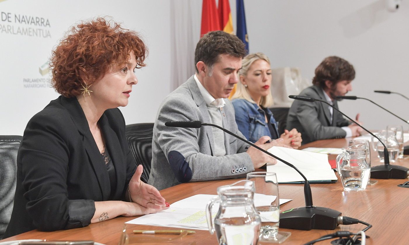 Ezkerretik eskuinera, Blanca Regulez (Geroa Bai), Eduardo Santos kontseilaria, Virginia Magdaleno (PSN) eta Mikel Buil (Ahal Dugu), atzo. IDOIA ZABALETA / FOKU. Ezkerretik eskuinera, Blanca Regulez (Geroa Bai), Eduardo Santos kontseilaria, Virginia Magdaleno (PSN) eta Mikel Buil (Ahal Dugu), atzo. IDOIA ZABALETA / FOKU.