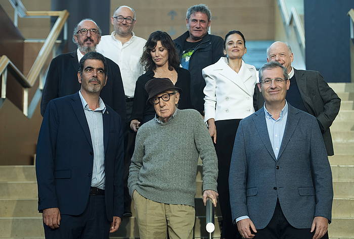 Woody Allen, film berriko aktore taldea eta ekoizlea ez ezik, Eneko Goia Donostiako alkatea, Markel Olano Gipuzkoako ahaldun nagusia eta Jose Luis Rebordinos Zinemaldiko zuzendaria alboan dituela, Donostian. JON URBE / FOKU