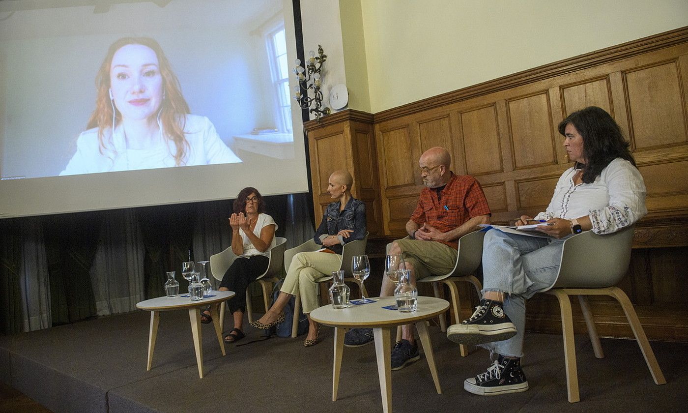 Lau hizlariak eta Maider Maraña mahai inguruaren gidaria, atzo, Donostiako Miramar jauregian. GORKA RUBIO / FOKU.