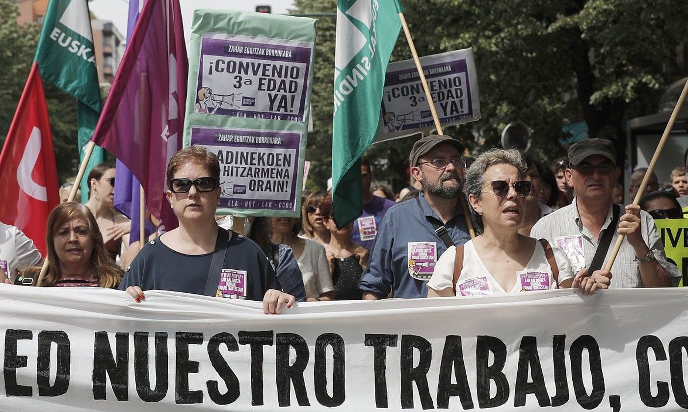 Nafarroako zahar etxeetako langileak, atzo, Iruñean, protestan. VILLAR LOPEZ / EFE.