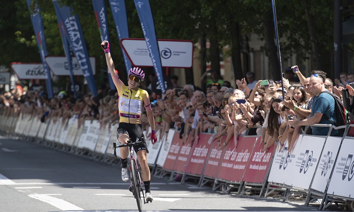 Demi Vollering Donostiako helmugan garaipena ospatzen, igandean, Euskal Herriko Itzuliko azkeneko etapan. GORKA RUBIO / FOKU.
