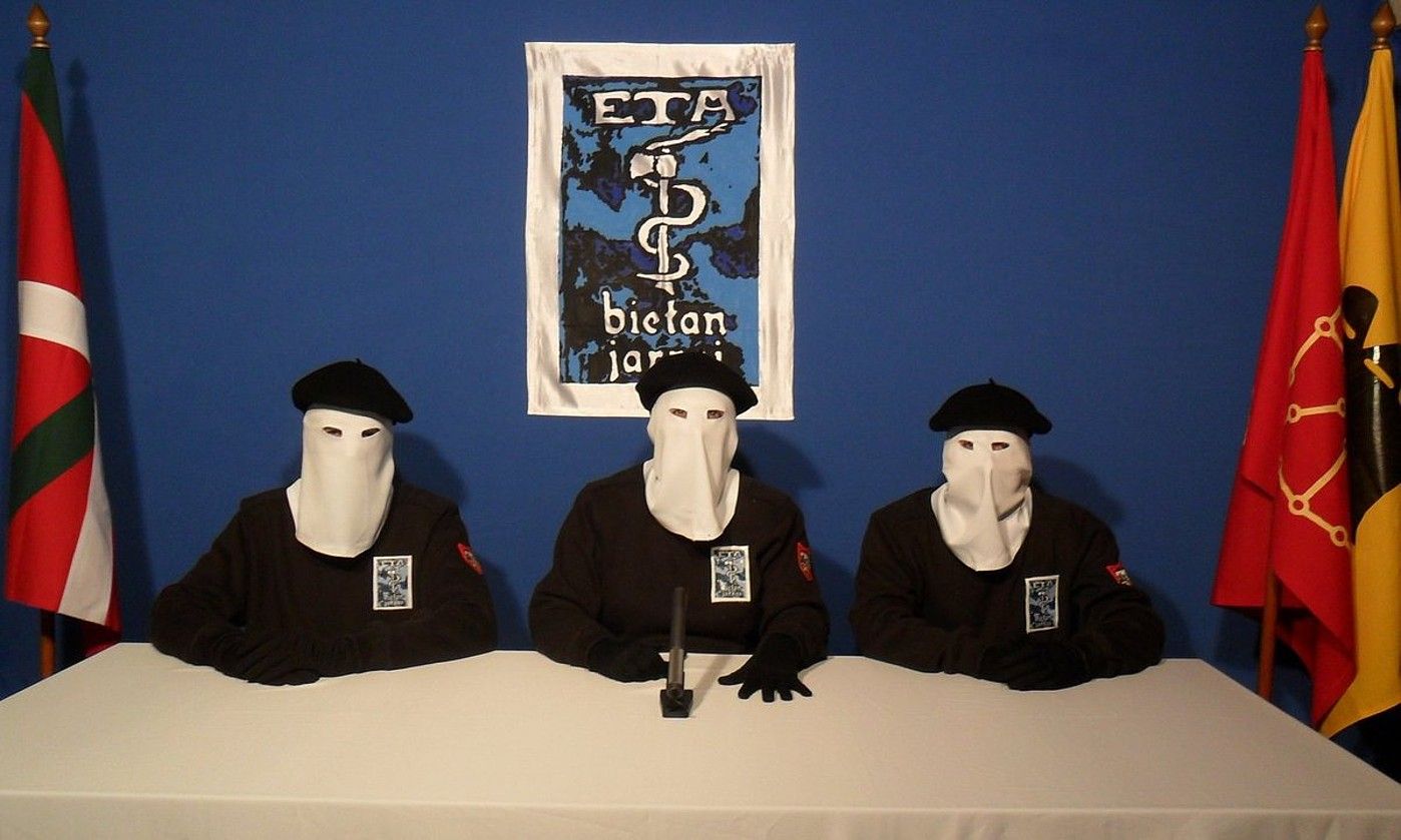 ETAk 2011ko urriaren 20an iragarri zuen armak utziko zituela; orduko irudi bat, artxibokoa. BERRIA. ETAk 2011ko urriaren 20an iragarri zuen armak utziko zituela; orduko irudi bat, artxibokoa. BERRIA.