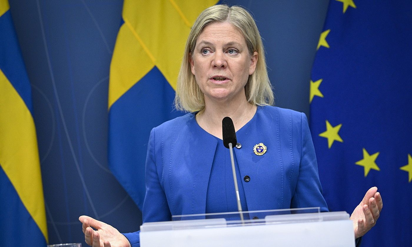 Suediako lehen ministro Magdalena Andersson, atzo, parlamentuak herrialdea NATOn sartzeko eskatzea onetsi osteko agerraldian. HENRIK MONTGOMERY / EFE.