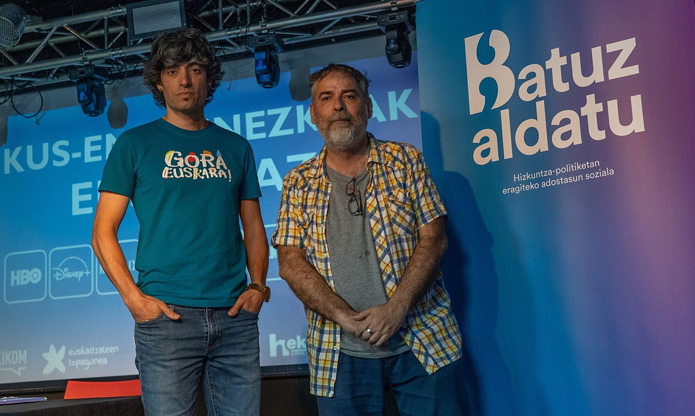 Alex Aginagalde eta Paul Bilbao, atzo, Donostian egin zuten agerraldian. ANDONI CANELLADA / FOKU.