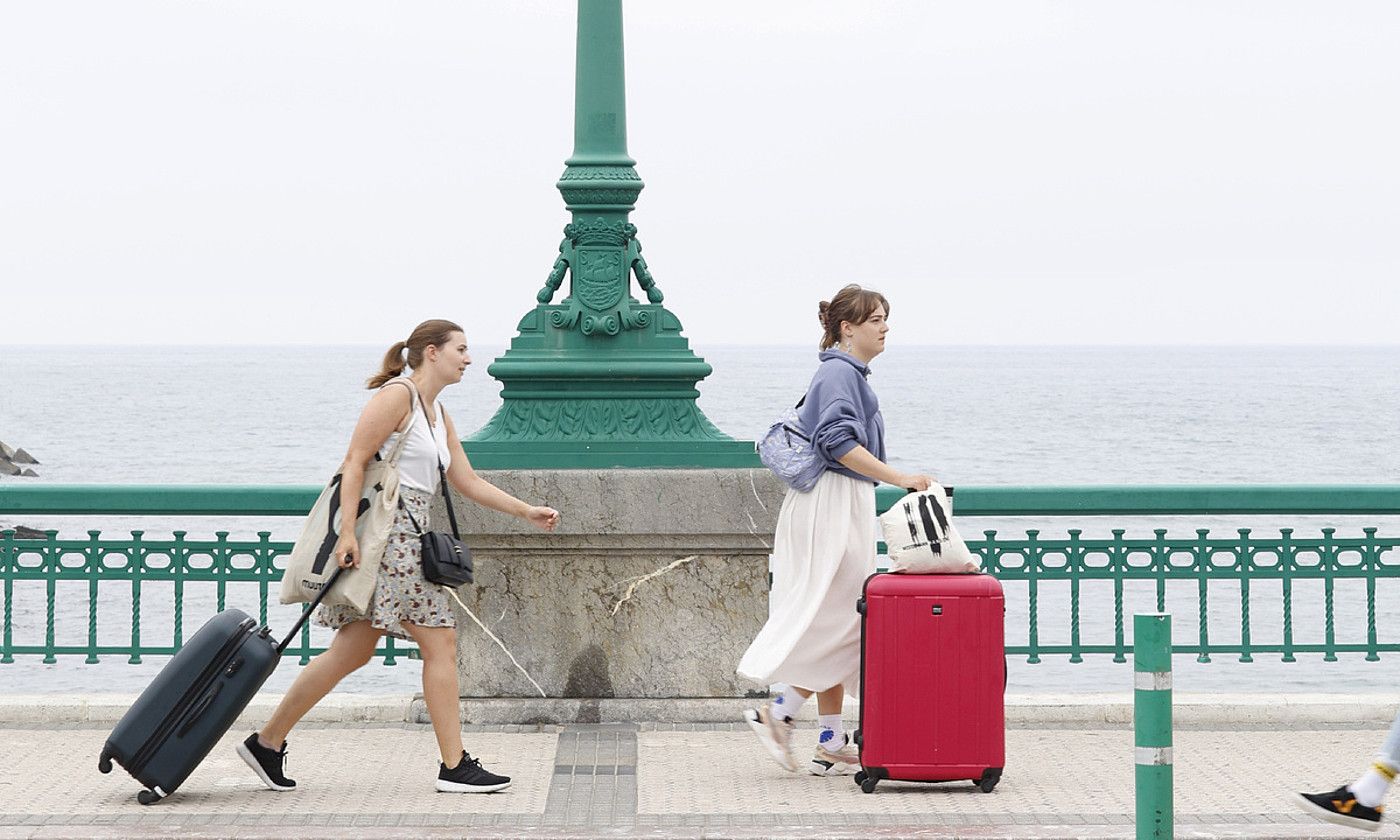 Turista batzuk Donostian, joan den udan. MAIALEN ANDRES / FOKU.