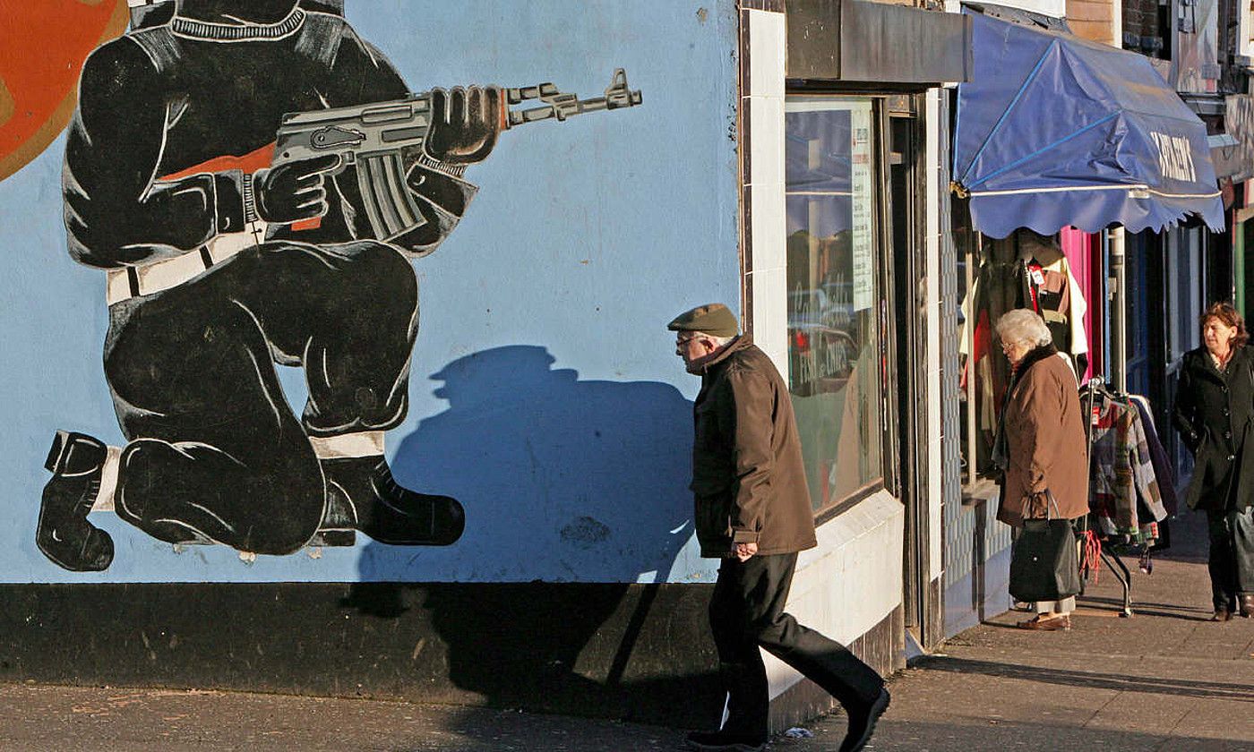 UVF talde paramilitar unionistaren aldeko mural bat, Belfasten, artxiboko irudi batean. PAUL MCERLANE / EFE. UVF talde paramilitar unionistaren aldeko mural bat, Belfasten, artxiboko irudi batean. PAUL MCERLANE / EFE.