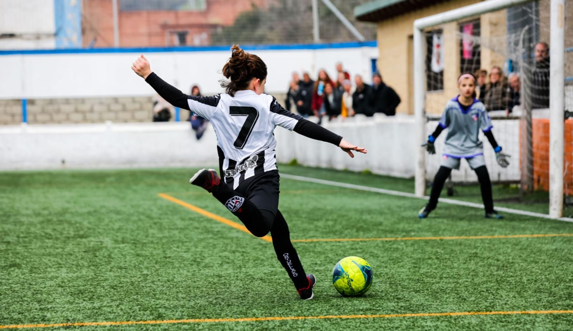 Ume bi, futbolean, Ortuellan, artxiboko irudi batean. BERRIA