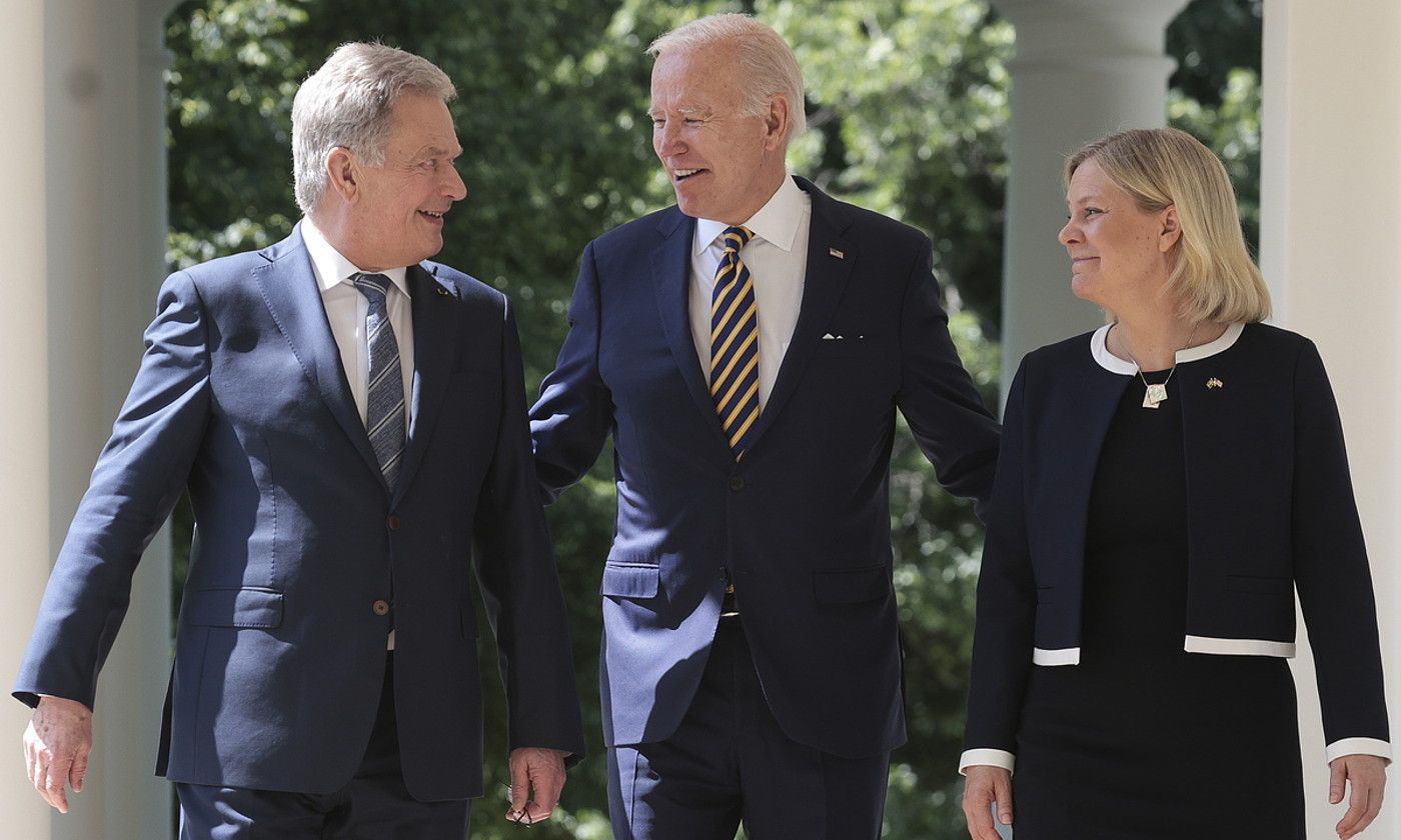 Niinisto Finlandiako presidentea, Biden AEBetakoa eta Andersson Suediako lehen ministroa, atzo. OLIVER CONTRERAS / EFE.