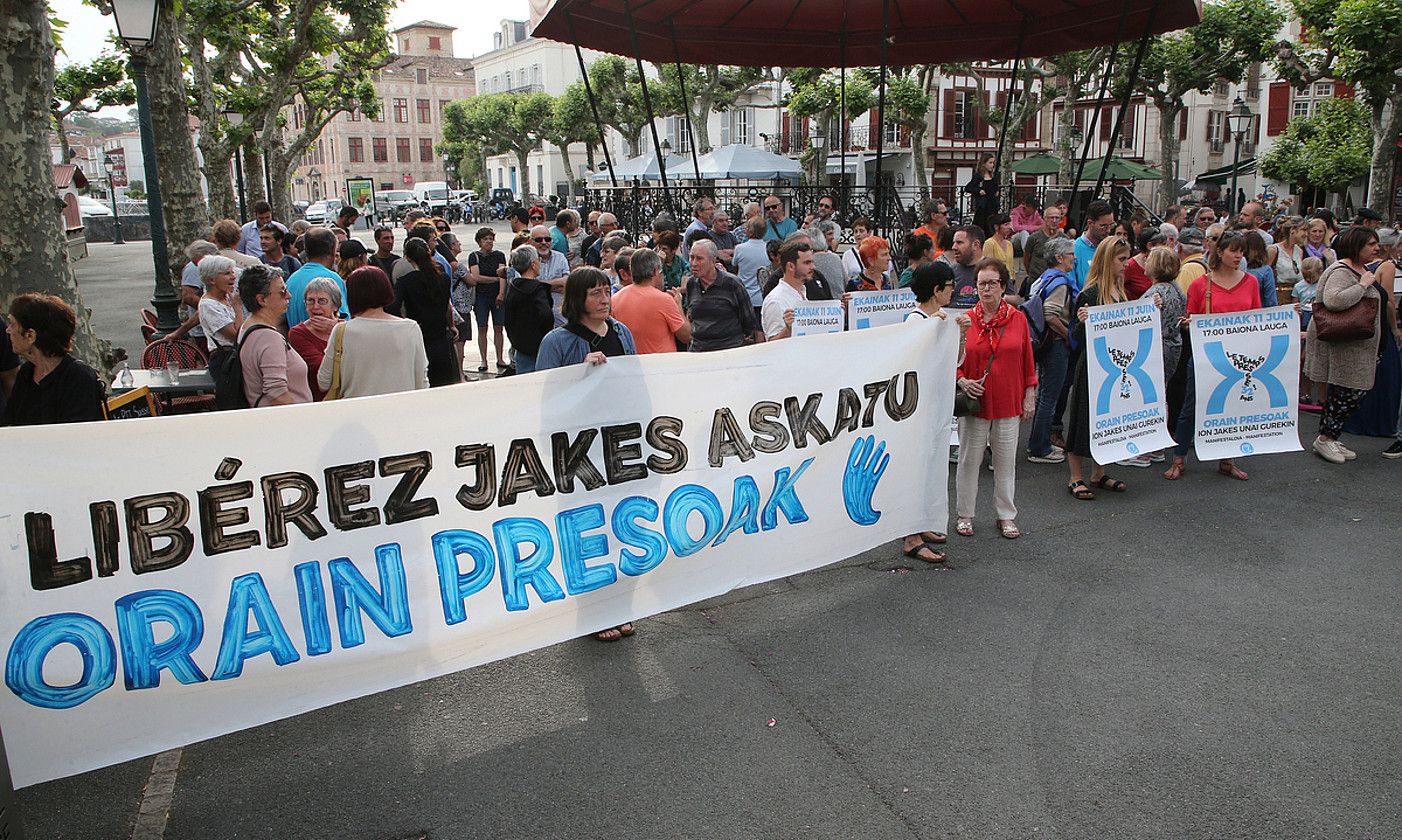 Protesta egin zuten, atzo arratsean, Donibane Lohizunen. BOB EDME.