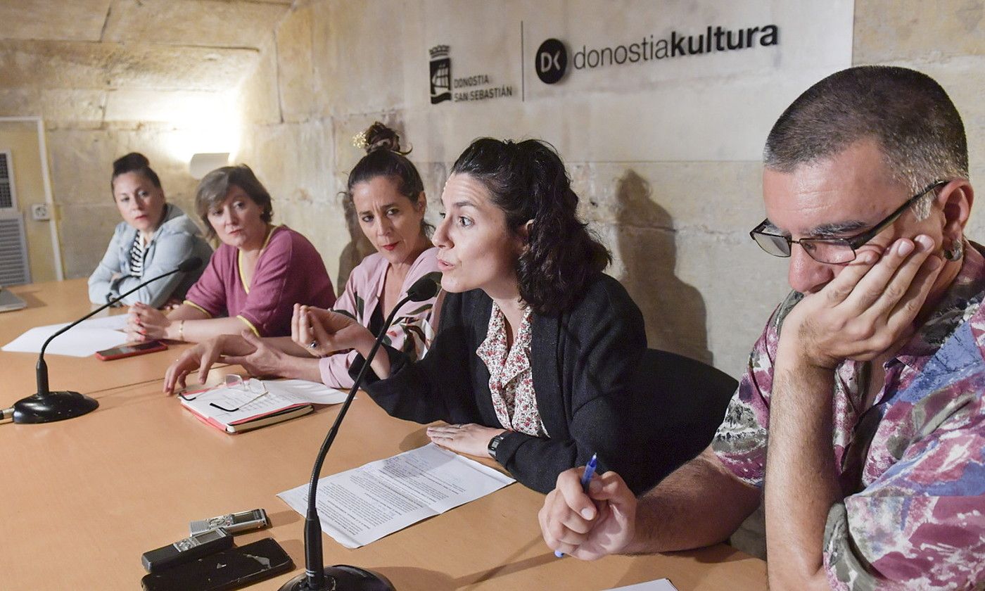 Maite Gartzia, Aizpea Otaegi, Ainhoa Alberdi, Iraia Elias eta Oier Guillan, atzo, Donostian. IDOIA ZABALETA / FOKU.