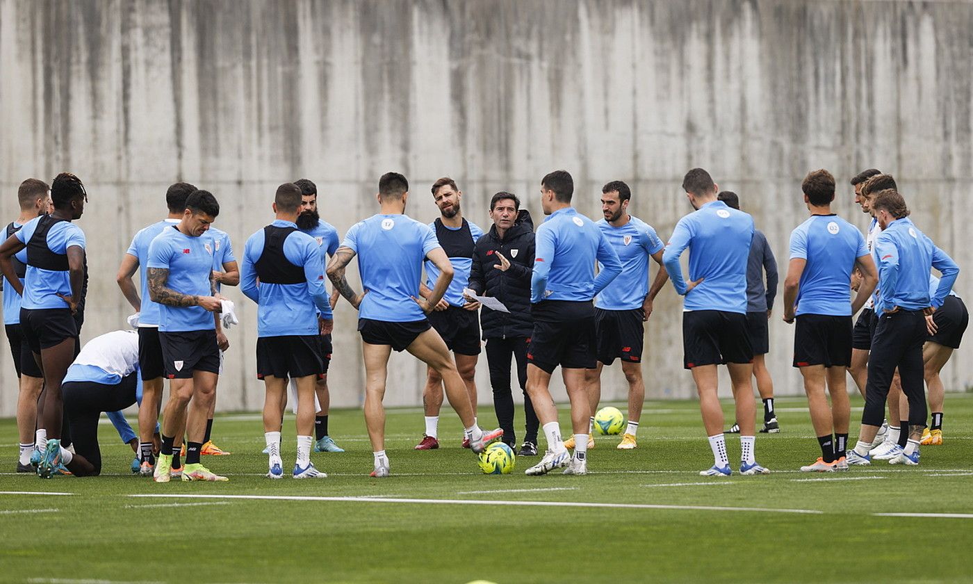 Athleticeko jokalariak Lezaman, lan saio batean, Marcelinoren azalpenak entzuten. MIGUEL TOÑA / EFE.